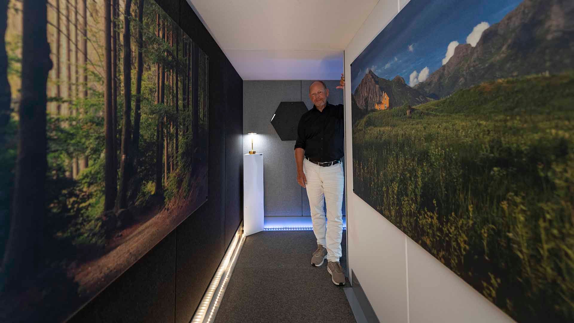 Det begynte med systemhimlinger – i dag leverer de «alt» av tak- og veggplater, bilder, bordskjerming og skillevegger. Foto: Markus Johannsson/Bitmap