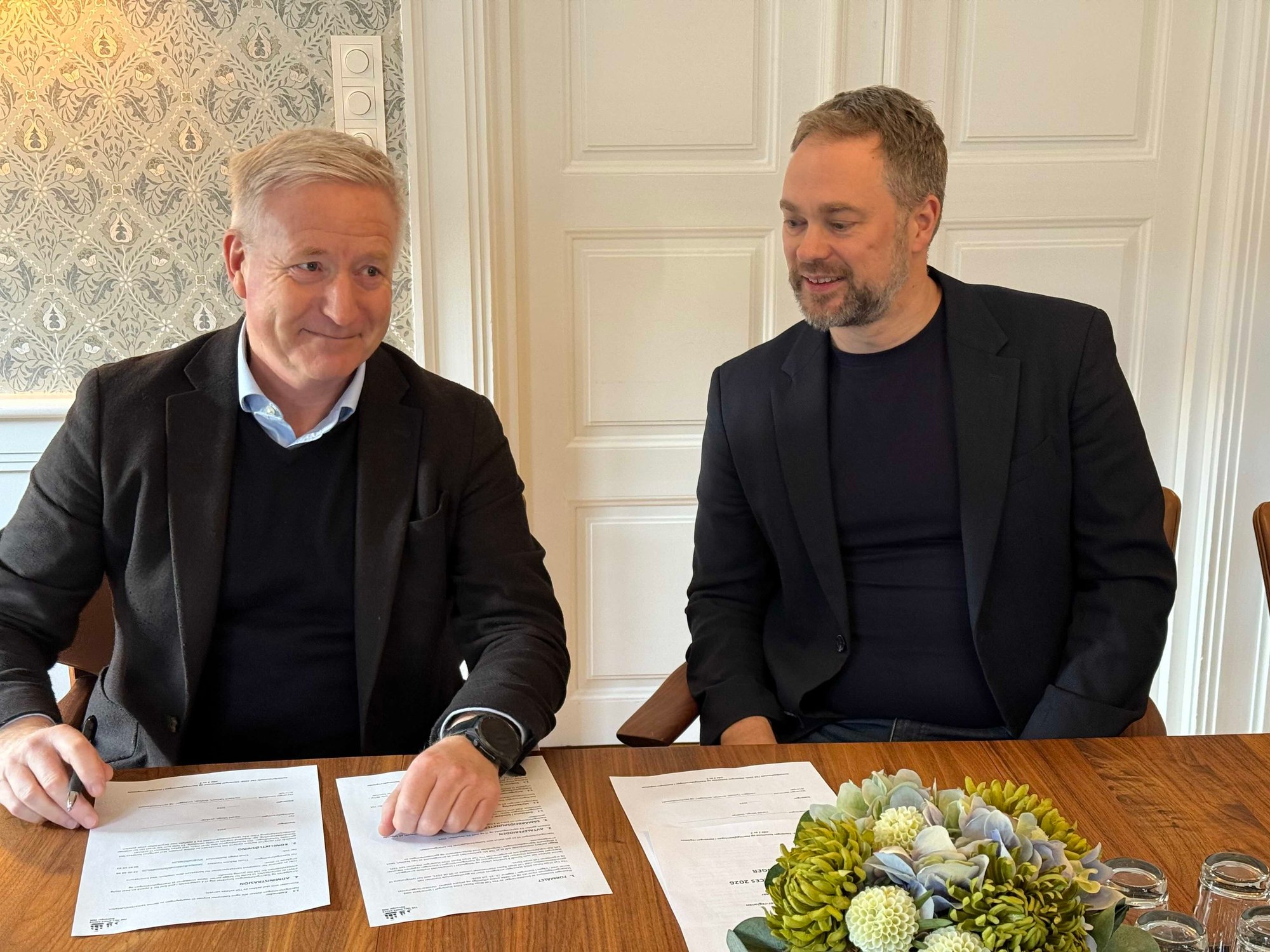 signerer avtale tall ships