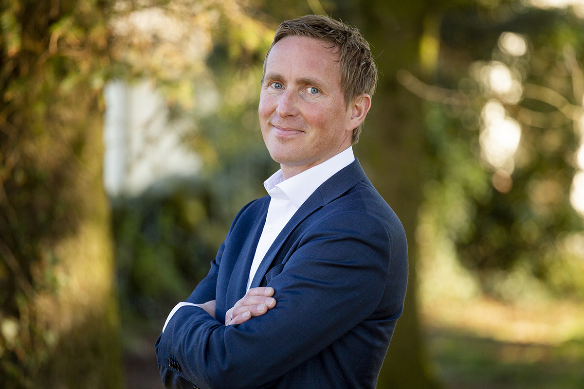 Administrerende banksjef i Jæren Sparbank, Geir Magne Tjåland, er klar for å vise frem alt det spennende som skjer på Jæren. Foto: Ingeborg Skrudland.